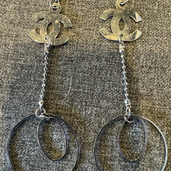 Silver tone Chanel style drop earrings very lightweight - Picture 2 of 3